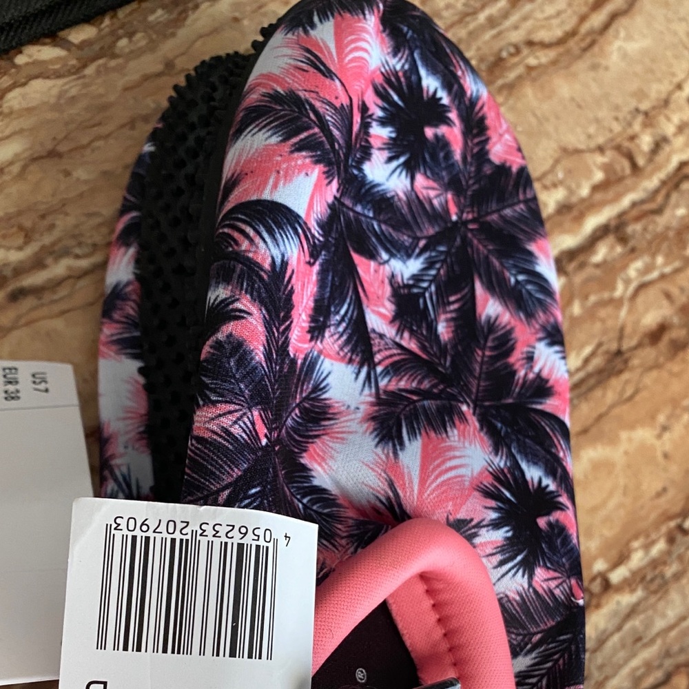 Women’s water shoes size 7 New with Tags